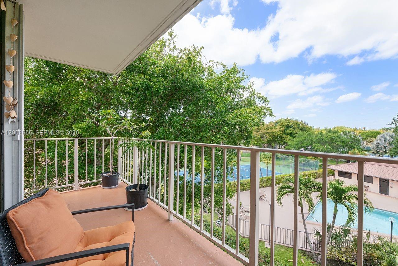 VILLAGE AT THE FALLS COND - Residential