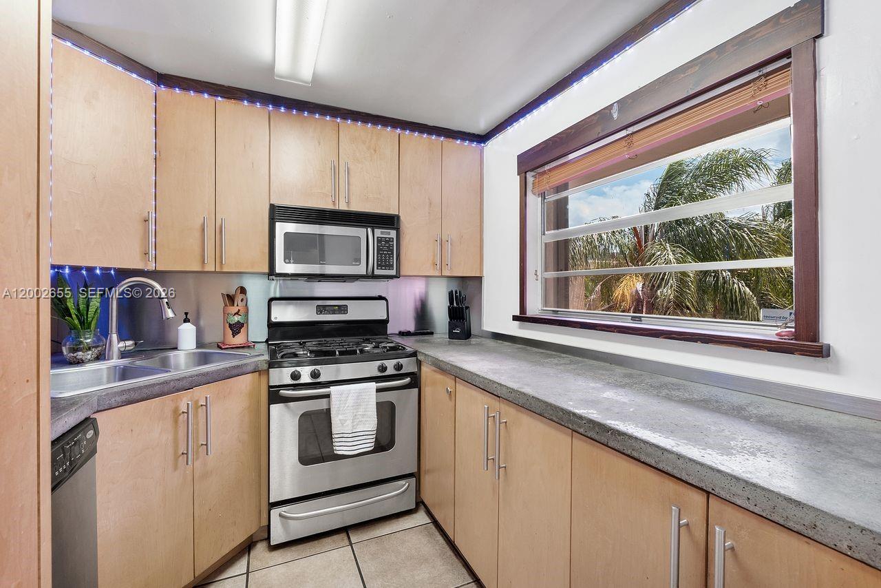 VILLAGE AT THE FALLS COND - Residential