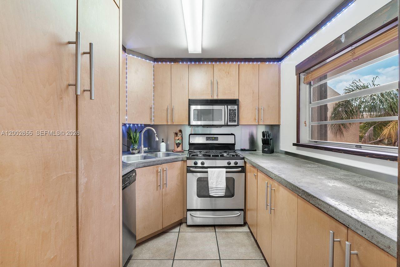 VILLAGE AT THE FALLS COND - Residential