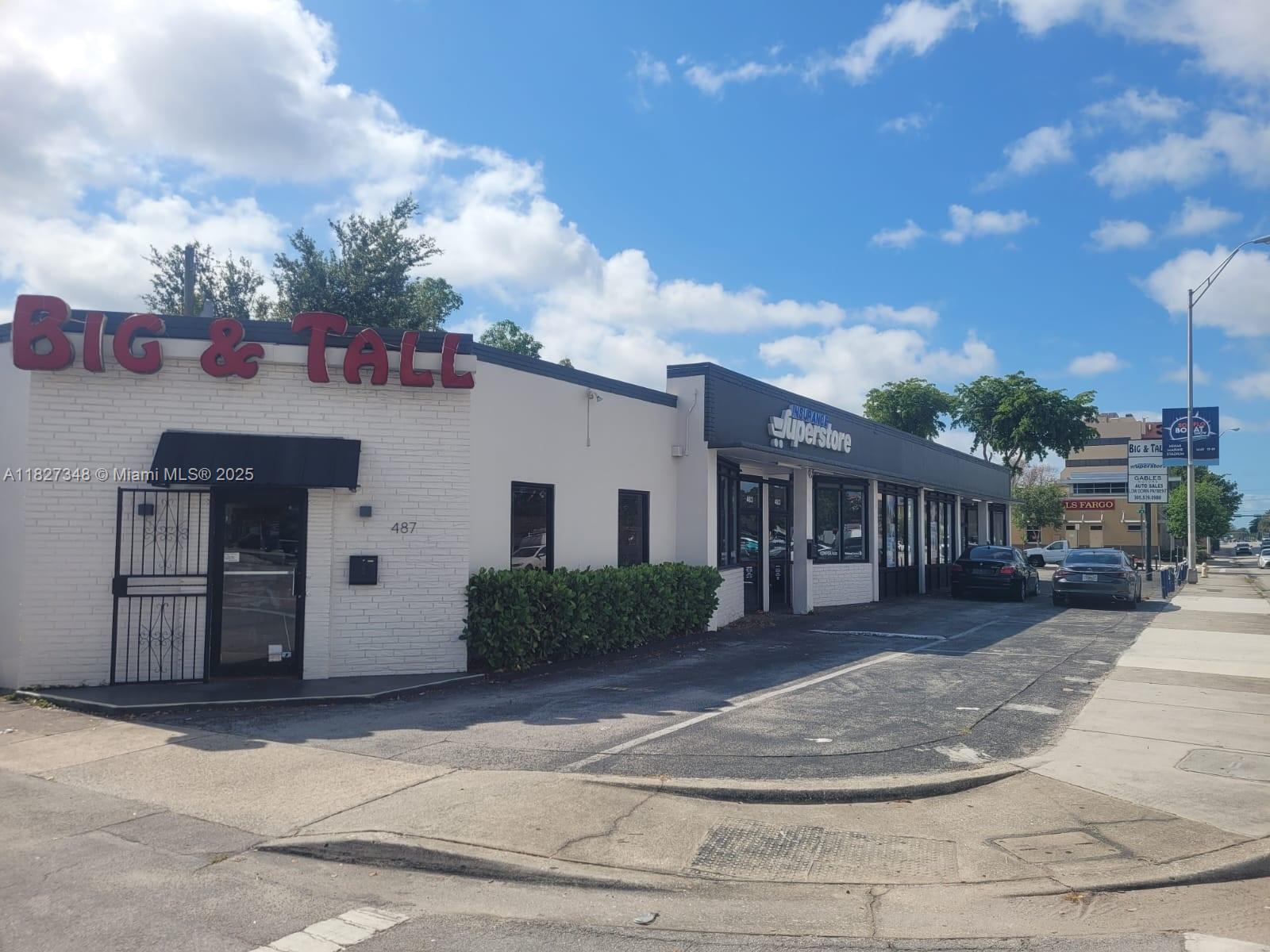 Availability of two premium office or retail space for lease in the highly sought-after Le Jeune Rd. Don't miss this exceptional opportunity to elevate your business in a prime location! Discover the vibrant surroundings of the Miami area as you envision your new office space. Prestigious location in the heart of Miami/Coral Gables
- 2 available units of +/-1,069 SF & 1,828 SF of office/retail/medical space - Ample Parking - 14 spaces
- Unbeatable access to public transportation, restaurants, Miami International Airport and shops - Established businesses looking for a prestigious address - Professionals requiring a convenient, amenity-rich location. Rates are NNN