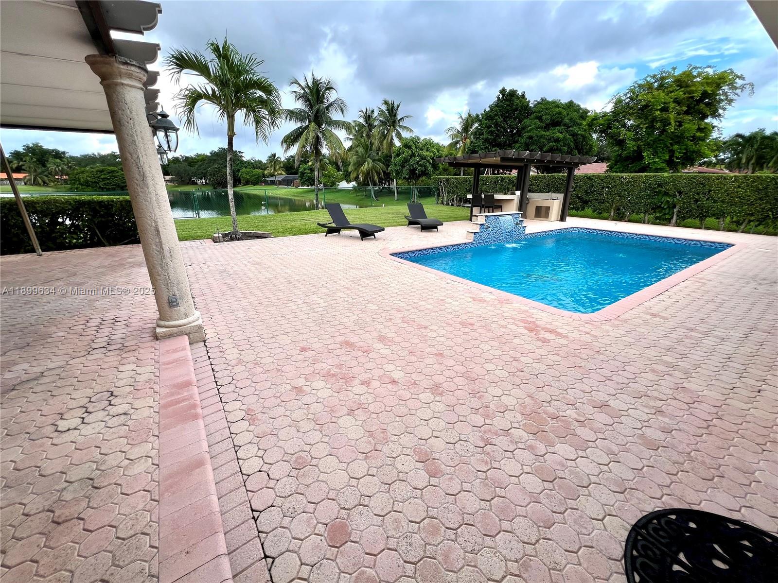 MIAMI LAKES-LAKE GLENN EL - Residential