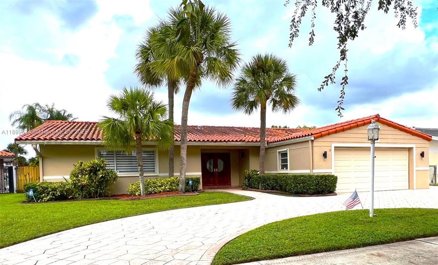 LOCATION, LOCATION, LOCATION!  Beautiful 3-bedroom/2-bathroom lakefront home with pool on cul-de-sac on Lake Glenn Ellen.  Split bedroom plan, remodeled kitchen with stainless steel appliances and granite countertops, travertine floors, natural gas for stove, clothes dryer, water heater and outdoor barbecue.  Tot park at the corner and walking distance to Veteran’s Park.