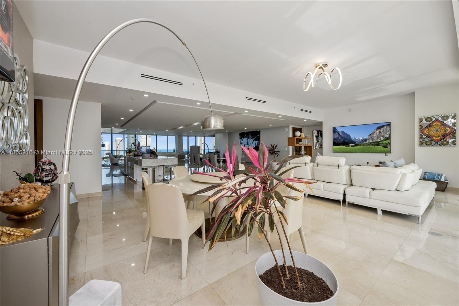 PRIVE CONDO - Residential