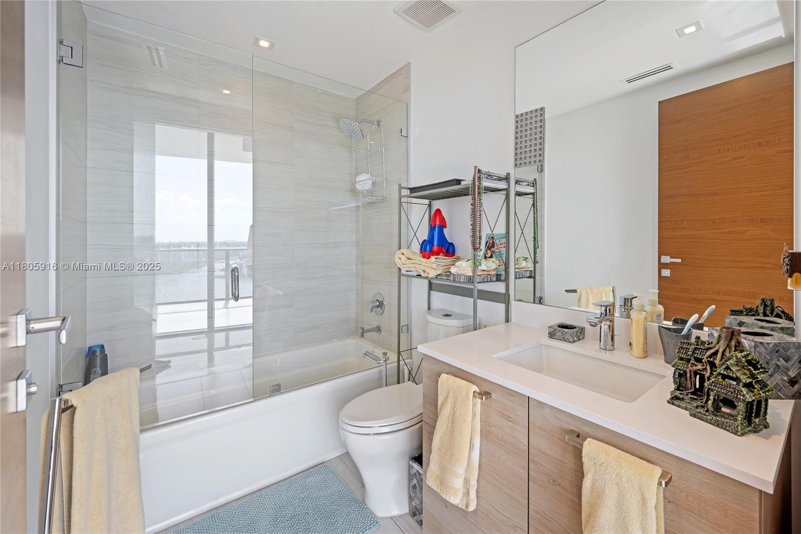 PRIVE CONDO - Residential