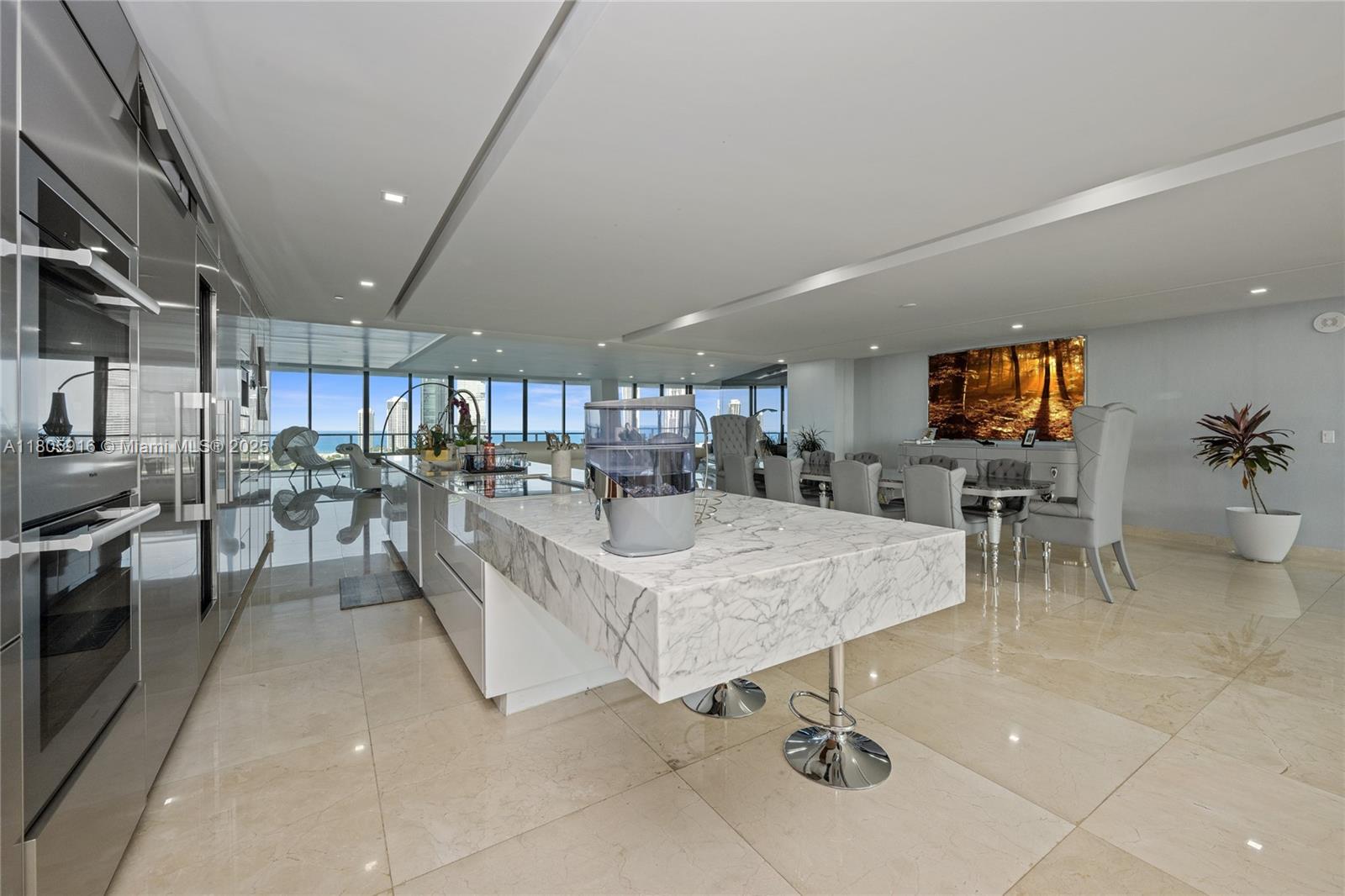 PRIVE CONDO - Residential
