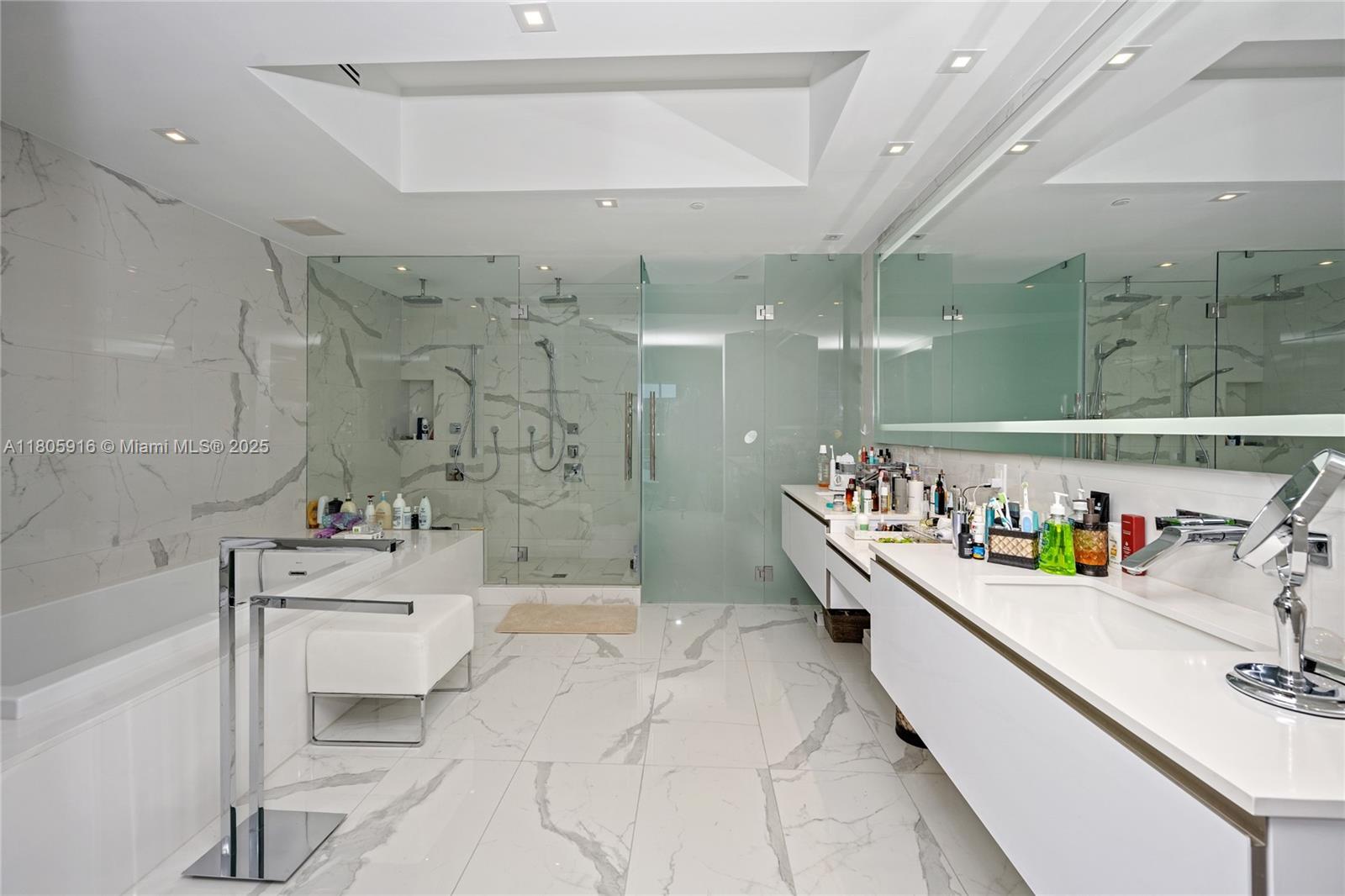 PRIVE CONDO - Residential