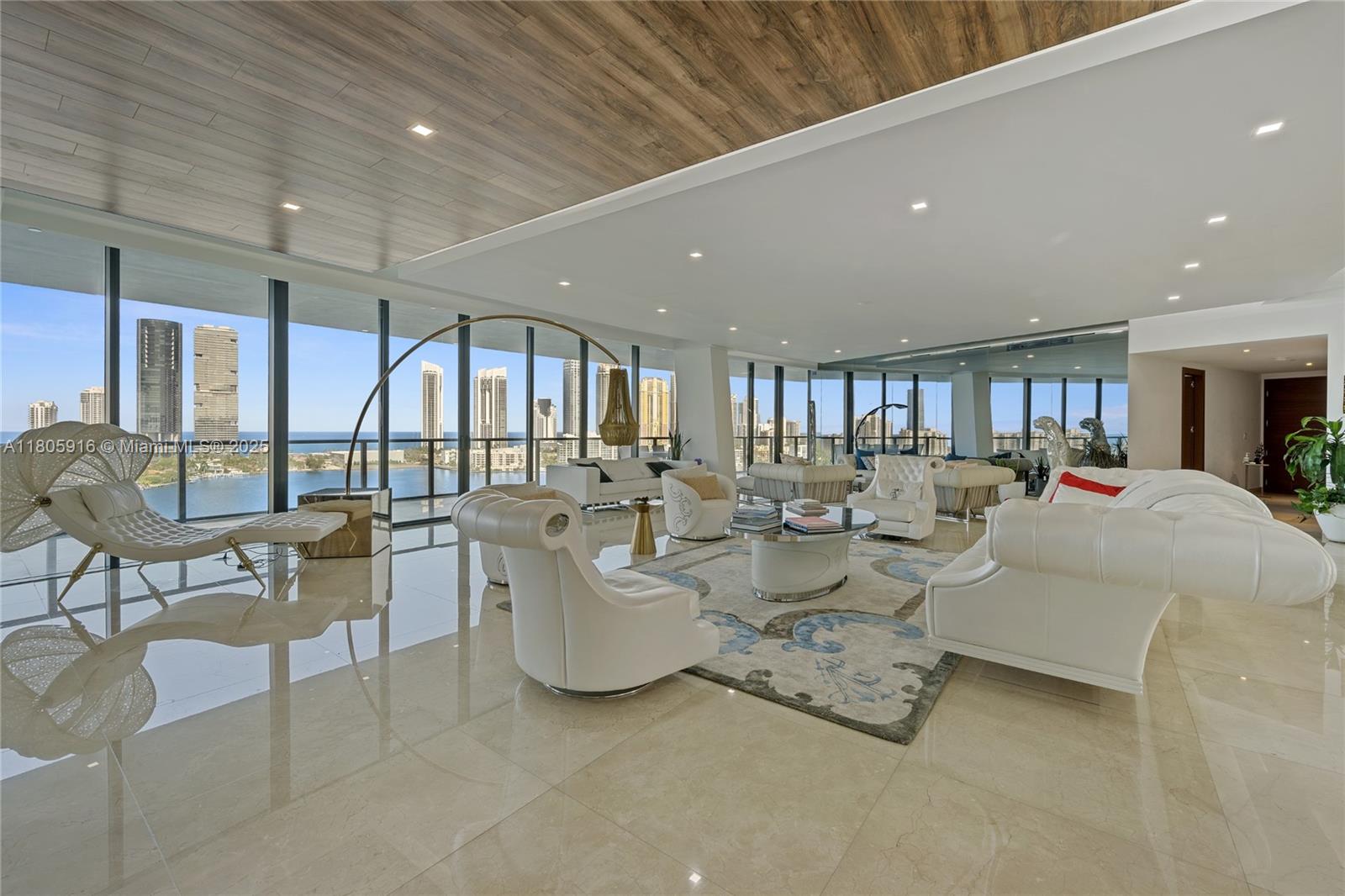 PRIVE CONDO - Residential