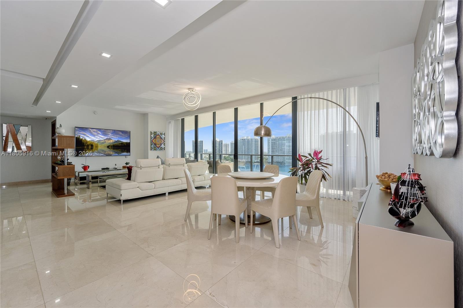 PRIVE CONDO - Residential