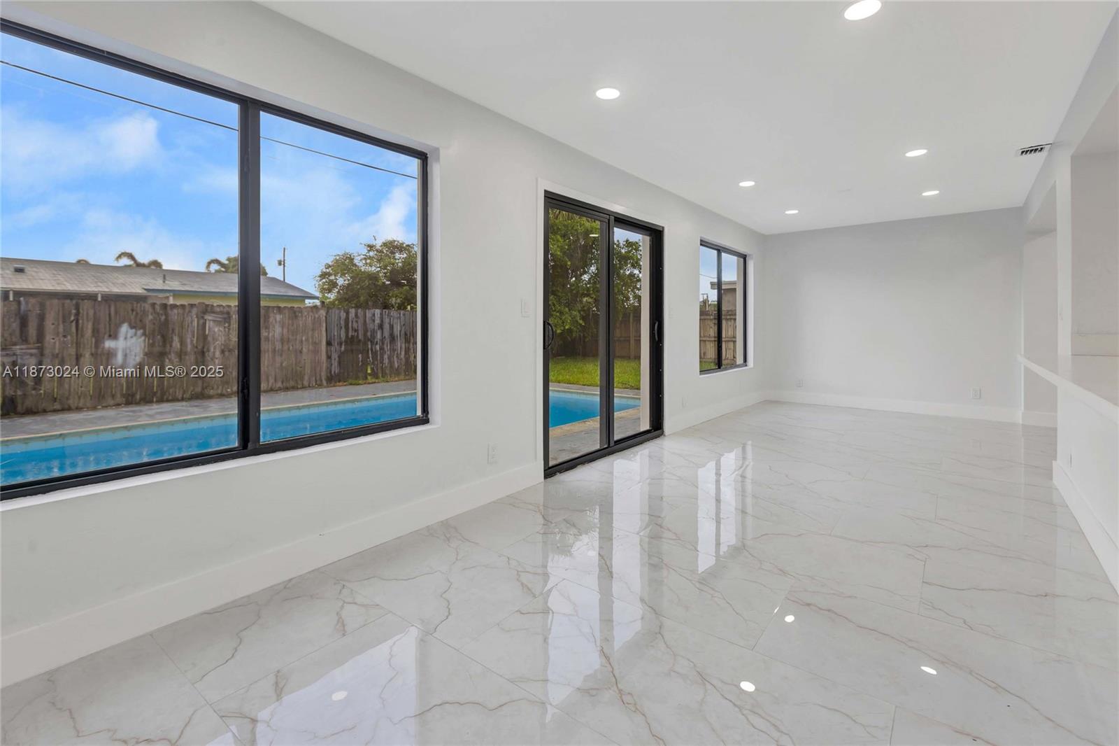 LAUDERDALE LAKES EAST GAT - Residential