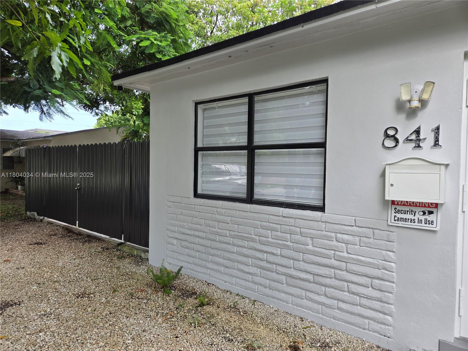 HOLLYWOOD LITTLE RANCHES - Residential Lease