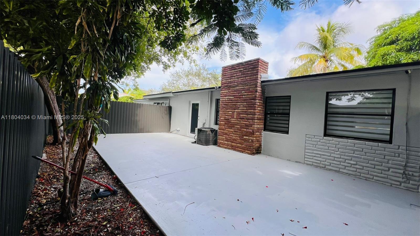 HOLLYWOOD LITTLE RANCHES - Residential Lease