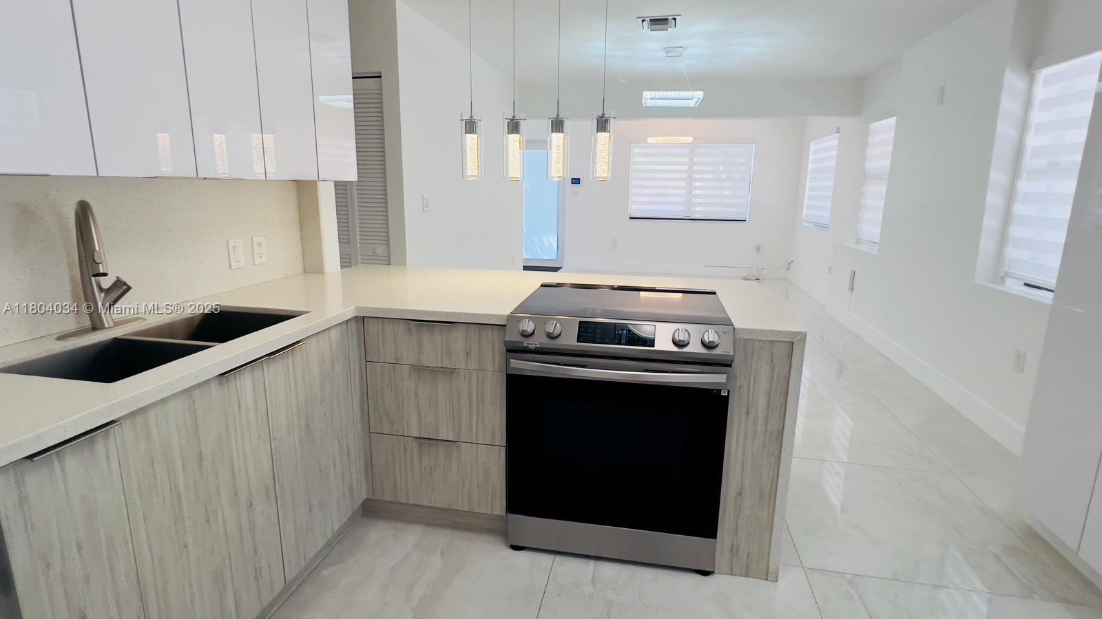 HOLLYWOOD LITTLE RANCHES - Residential Lease