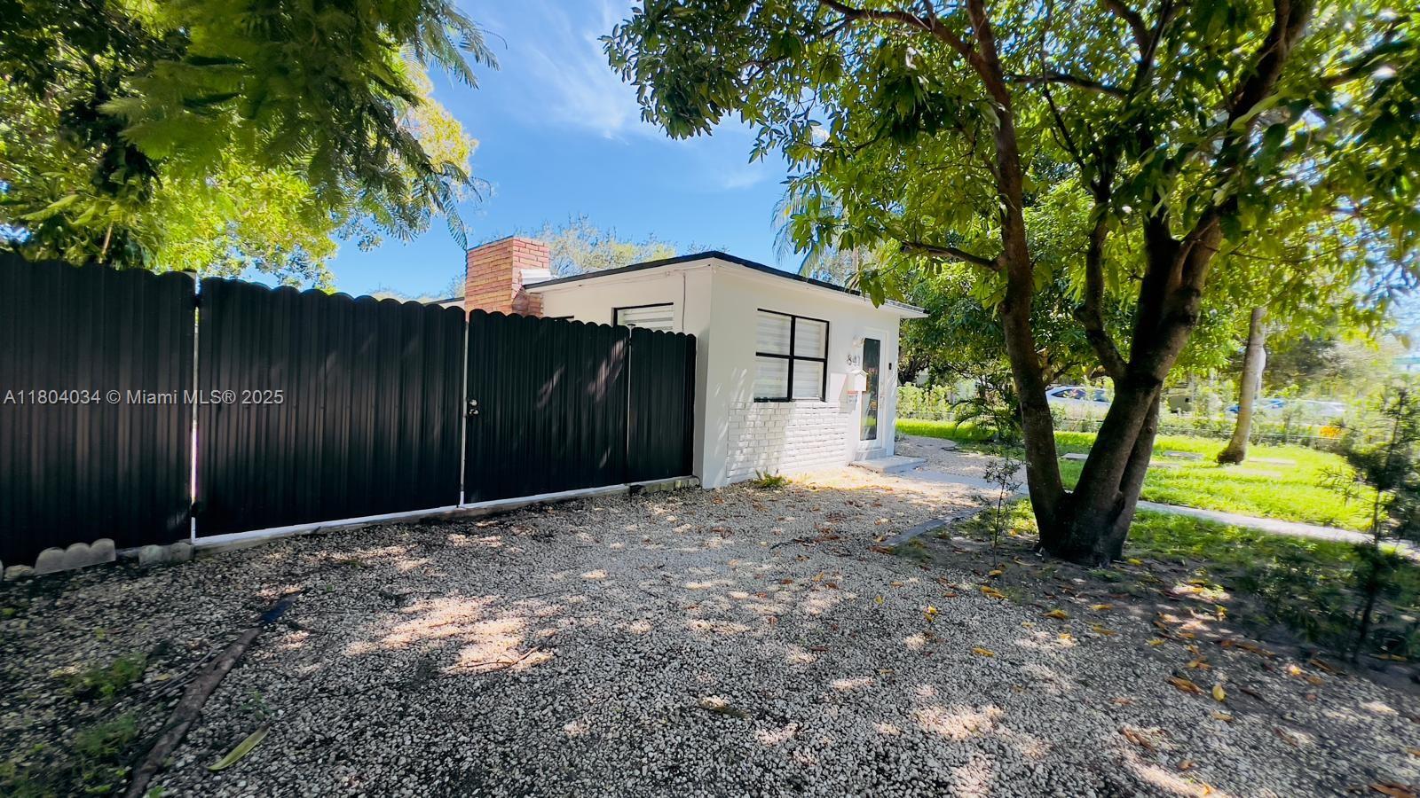 HOLLYWOOD LITTLE RANCHES - Residential Lease