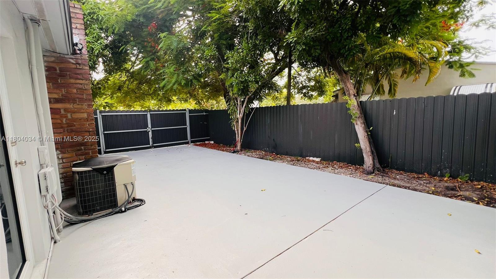 HOLLYWOOD LITTLE RANCHES - Residential Lease