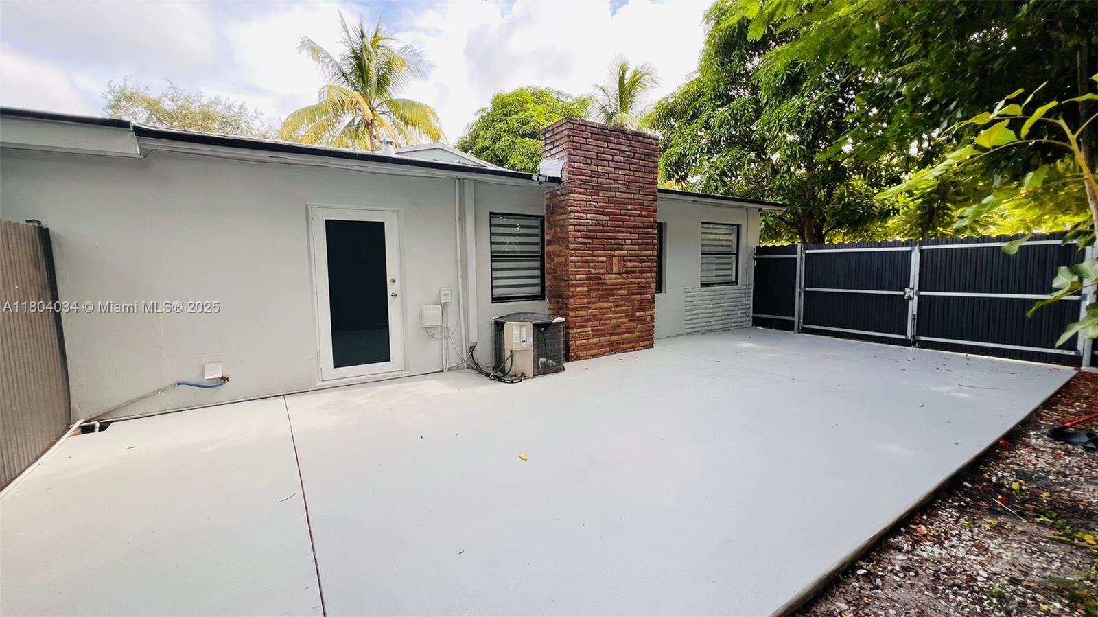 HOLLYWOOD LITTLE RANCHES - Residential Lease