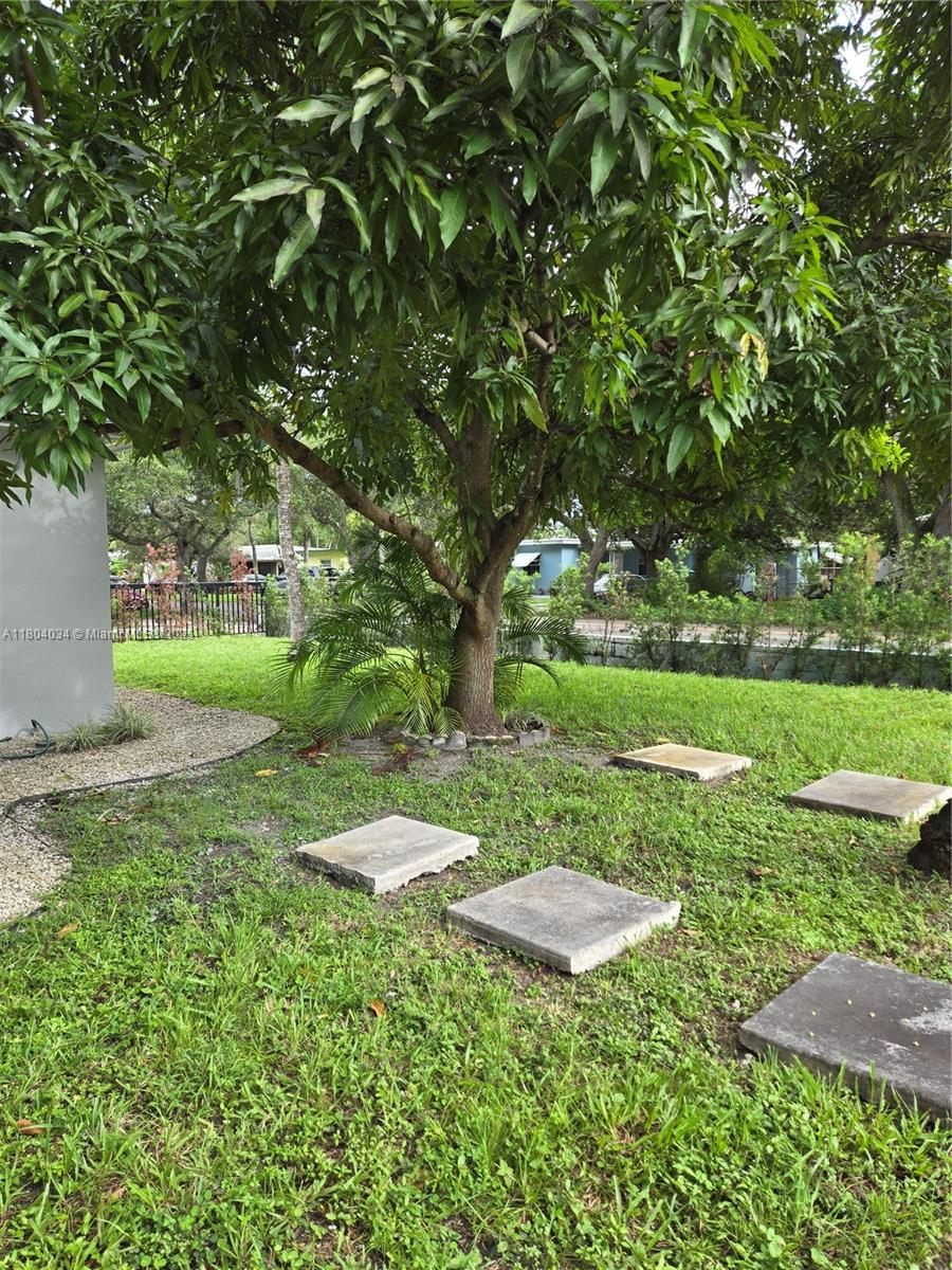 HOLLYWOOD LITTLE RANCHES - Residential Lease