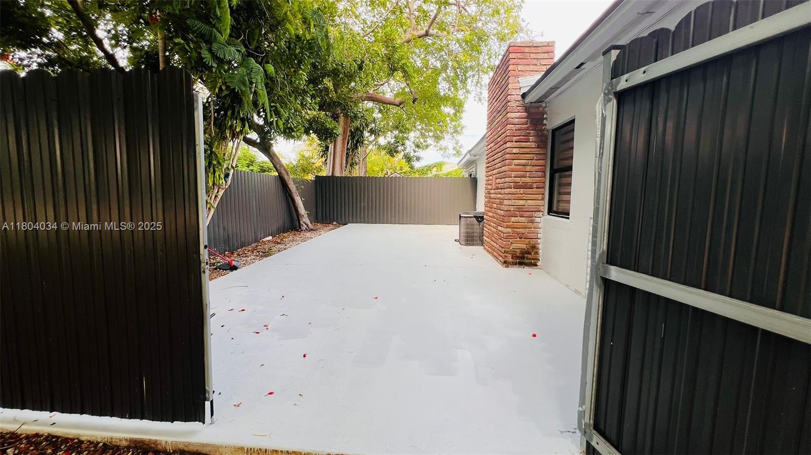 HOLLYWOOD LITTLE RANCHES - Residential Lease