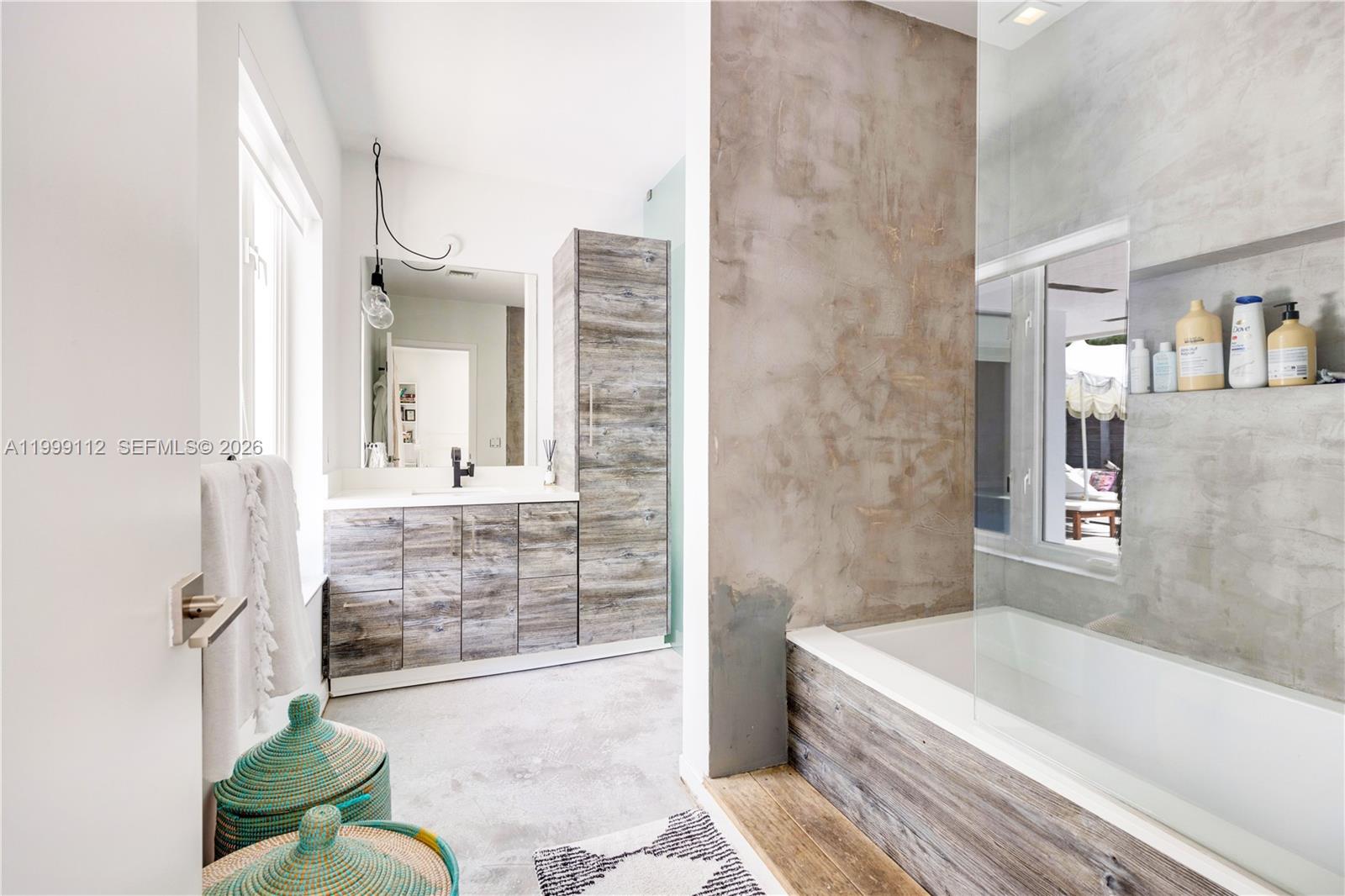 TROPICAL ISLE HOMES SUB 1 - Residential