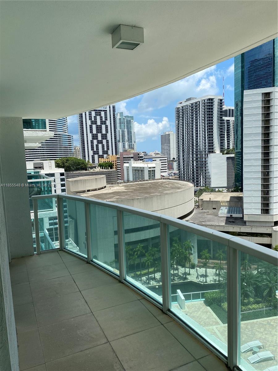 Rarely on the market a Brickell On the River North oversized condo 1 bedroom / 1 bathroom / plus 1/2 bath with River Views! extremely well maintained unit, freshly painted and professionally detailed for new ownership. Do not miss this opportunity to own the only 1 bedroom with a preferred north east/river view. Brickell On the River North is a full service resort style living building with on-site management office. Located in the center of Brickell and downtown offering pedestrian and metro mover access steps from the building. Walk to Citycentre. Mary Brickell, Downtown and Biscayne park entertainment in minutes. Next door to a Million Dollar pre-construction project!