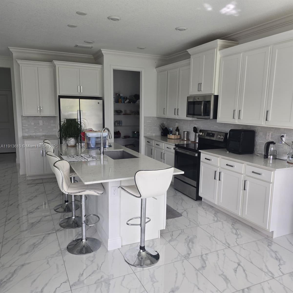 CRYSTAL LAKE 1ST SEC - Residential