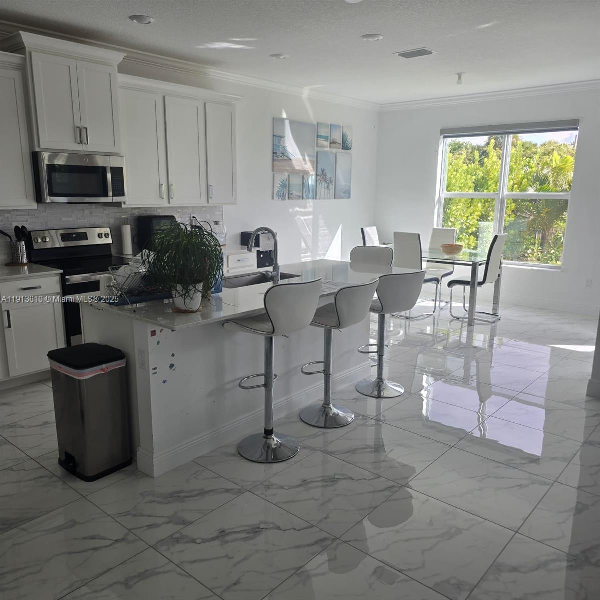 CRYSTAL LAKE 1ST SEC - Residential