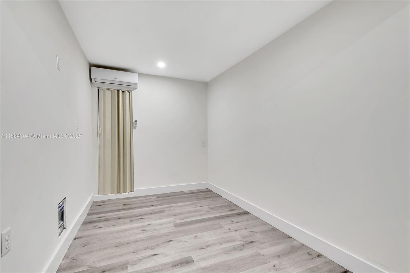 VENETIAN PARC - Residential Lease