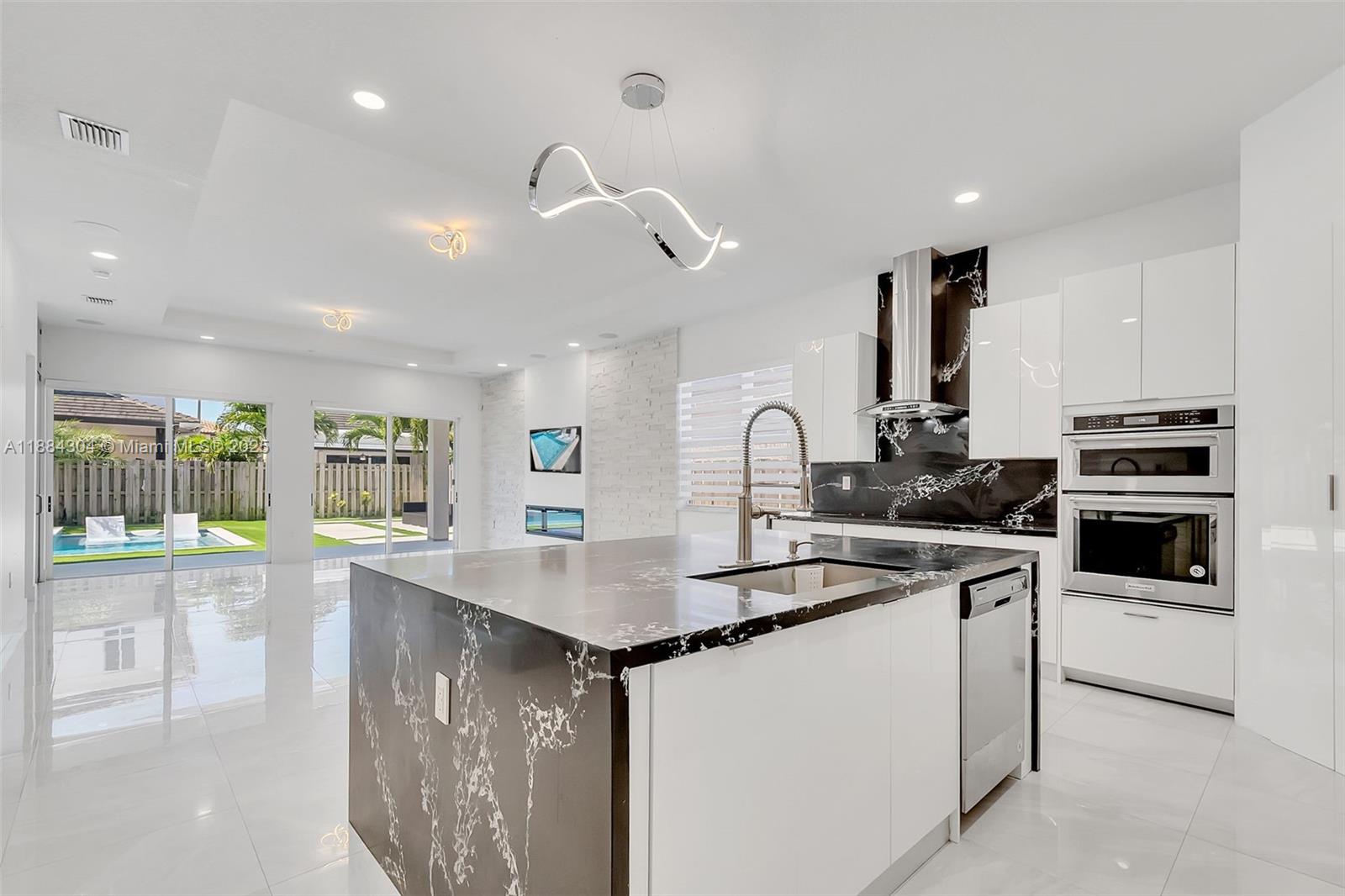 VENETIAN PARC - Residential Lease