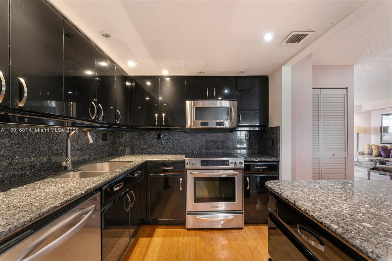 TOWERS OF QUAYSIDE CONDO - Residential