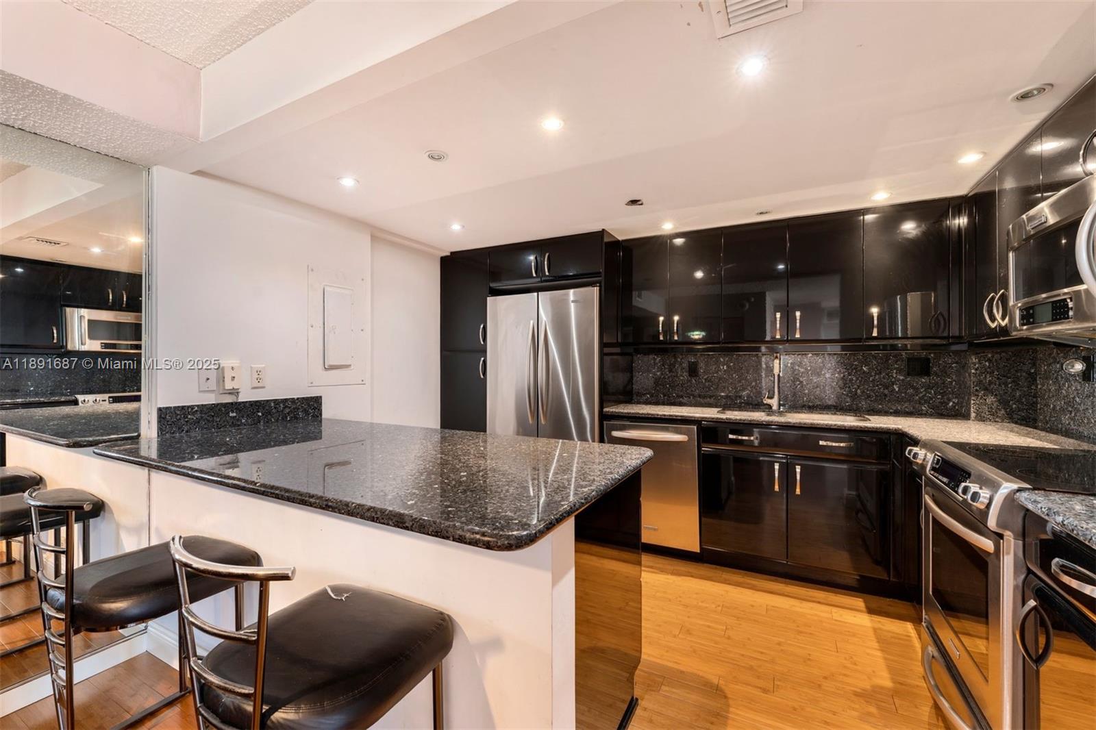 TOWERS OF QUAYSIDE CONDO - Residential