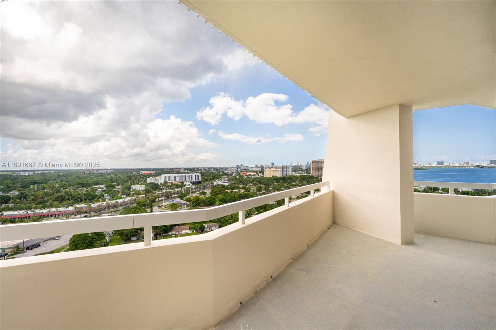 TOWERS OF QUAYSIDE CONDO - Residential