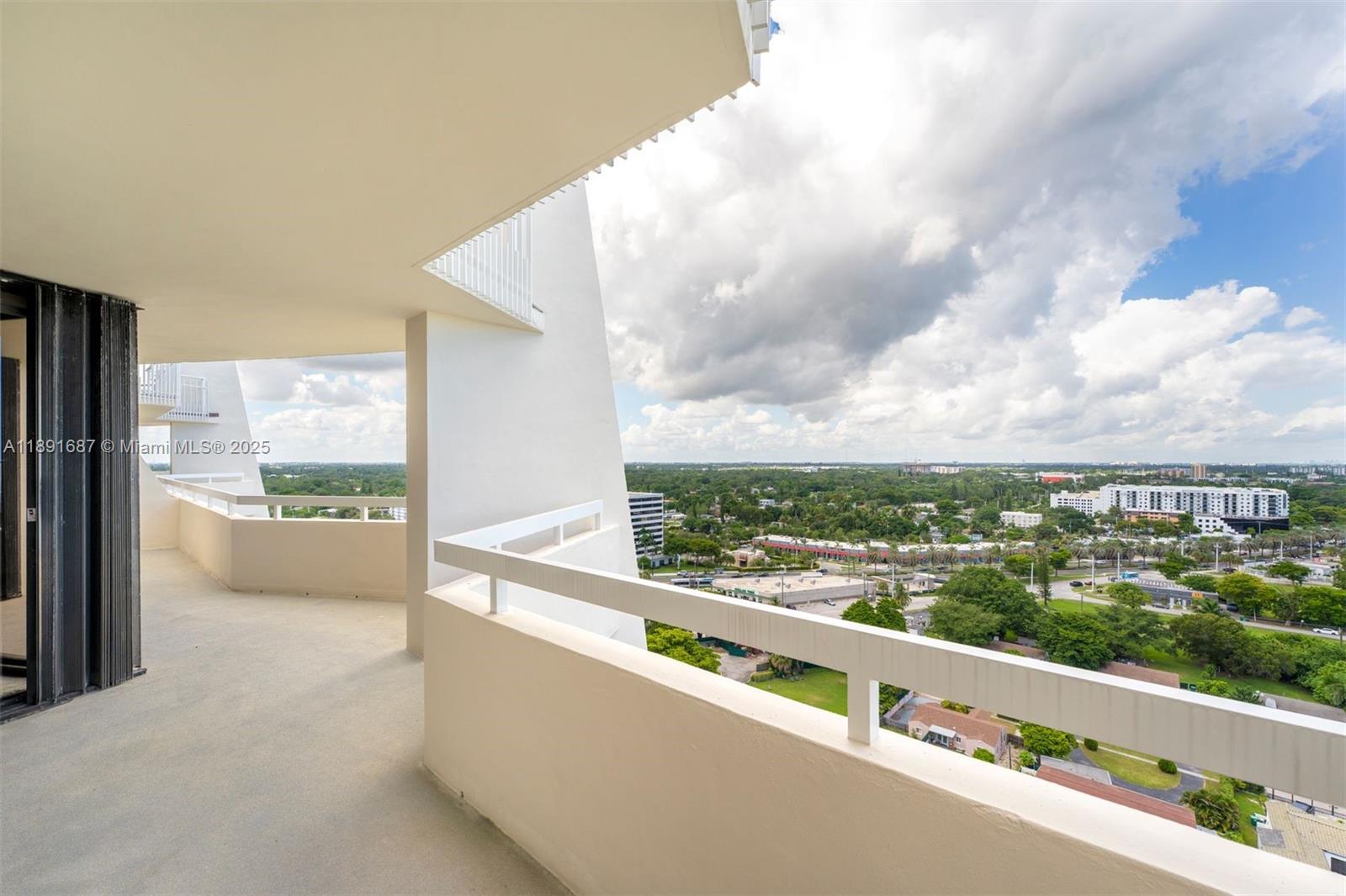 TOWERS OF QUAYSIDE CONDO - Residential
