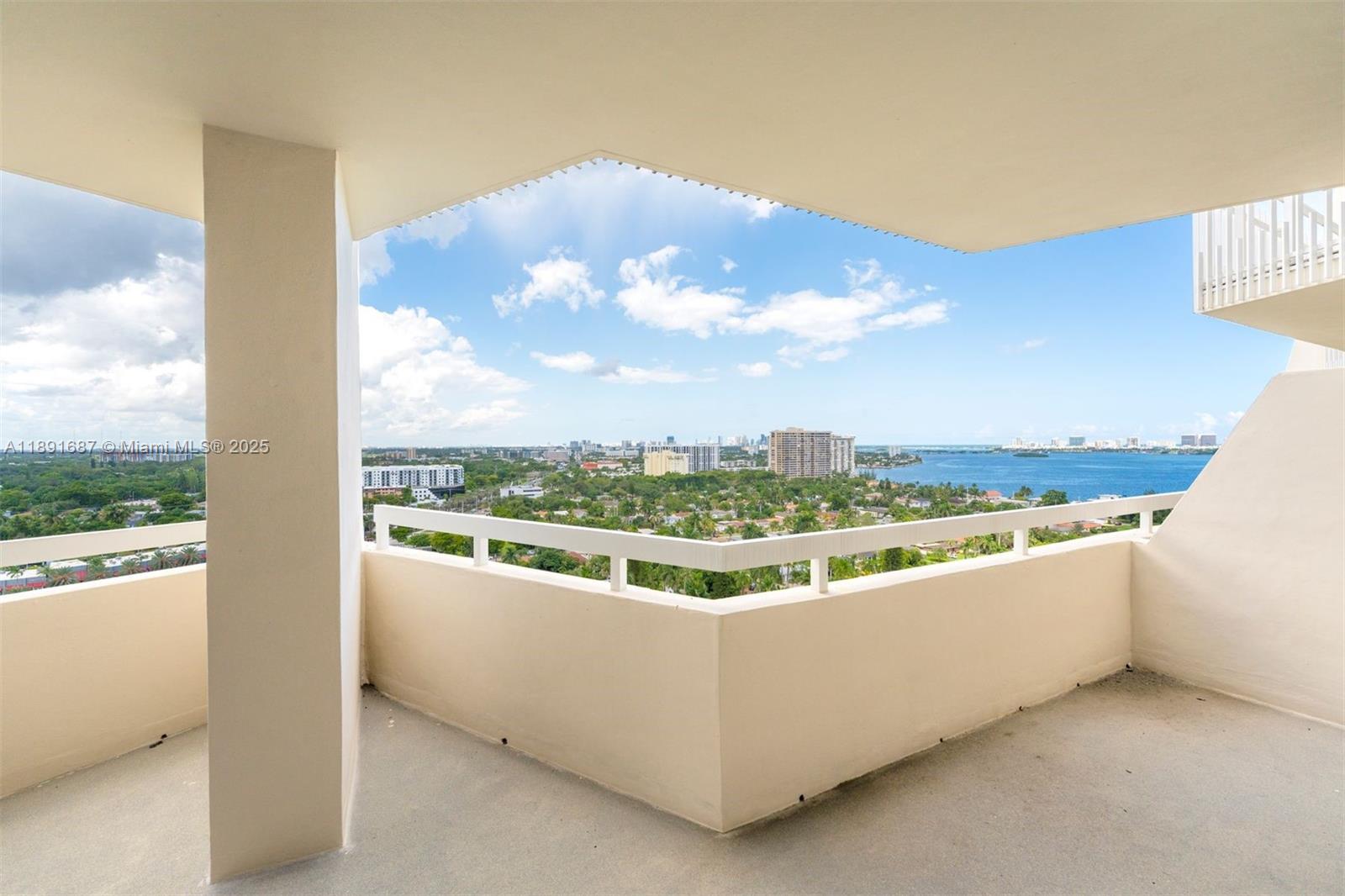TOWERS OF QUAYSIDE CONDO - Residential