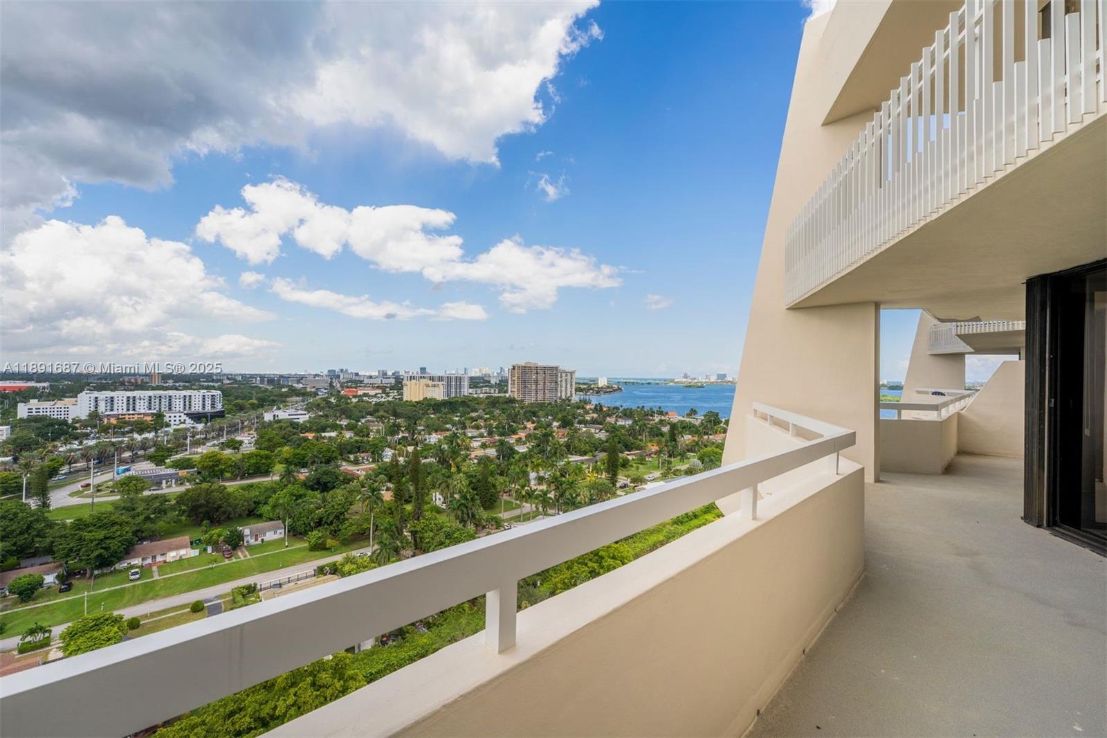 TOWERS OF QUAYSIDE CONDO - Residential