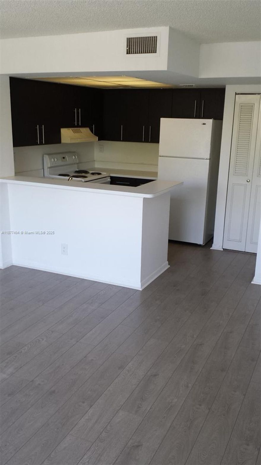 Perfect investment opportunity in one of the hottest areas of West Palm Beach! This unit is located less than a mile from the Palm Beach Outlets and offers direct access to the biking/walking path along Clear Lake, leading straight to Downtown CityPlace and Clematis Street. The community is well-maintained and highly desirable, making it an ideal option for both investors and end-users.