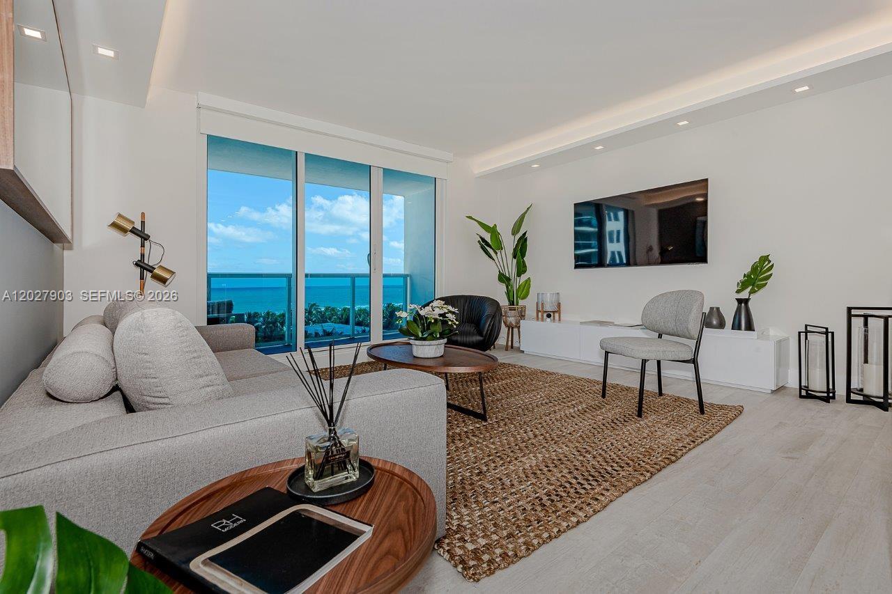 2301 Collins Ave 739