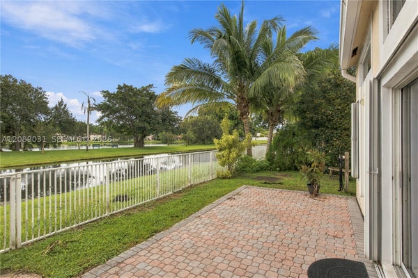 10000 NW 4TH ST, PLANTATION, FL 33324 - Image efb8ee7a8e5ac767e71d29dbf804bede/2820476079
