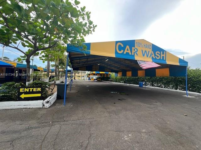 Investor Opportunity in a Great Location. Own the LAND and a PROFITABLE HAND CAR WASH BUSSINESS with more than 25 years in the market. Car Wash has space for servicing 21 vehicles a time. AGENTES: SHOWING ONLY BY APPOINTMENT - STRICTILY CONFIDENTIAL DO NOT DISTURN EMPLOYEES AND OWNER. THERE ARE SURVILLANCE CAMERAS ON THE PROPERTY.