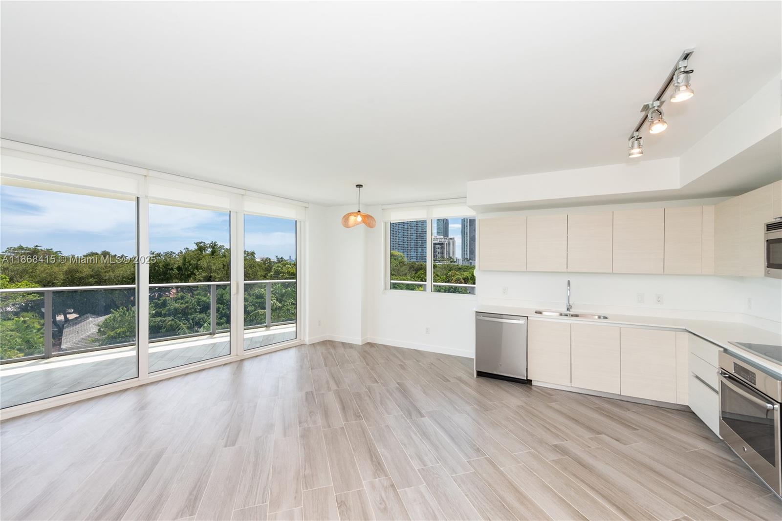 Amazing building with the best amenities! 2 beds 2 baths with a great open view. Big Balcony. Parking space is no more than 10 ft. from the entrance door. Pool, gym and social room in 7th floors. Rooftop with 2 Jacuzzis and a summer kitchen. Cable & internet included in the maintenance fees. Excellent price! TILE FLOORS! Great for investors! Motivated Seller!