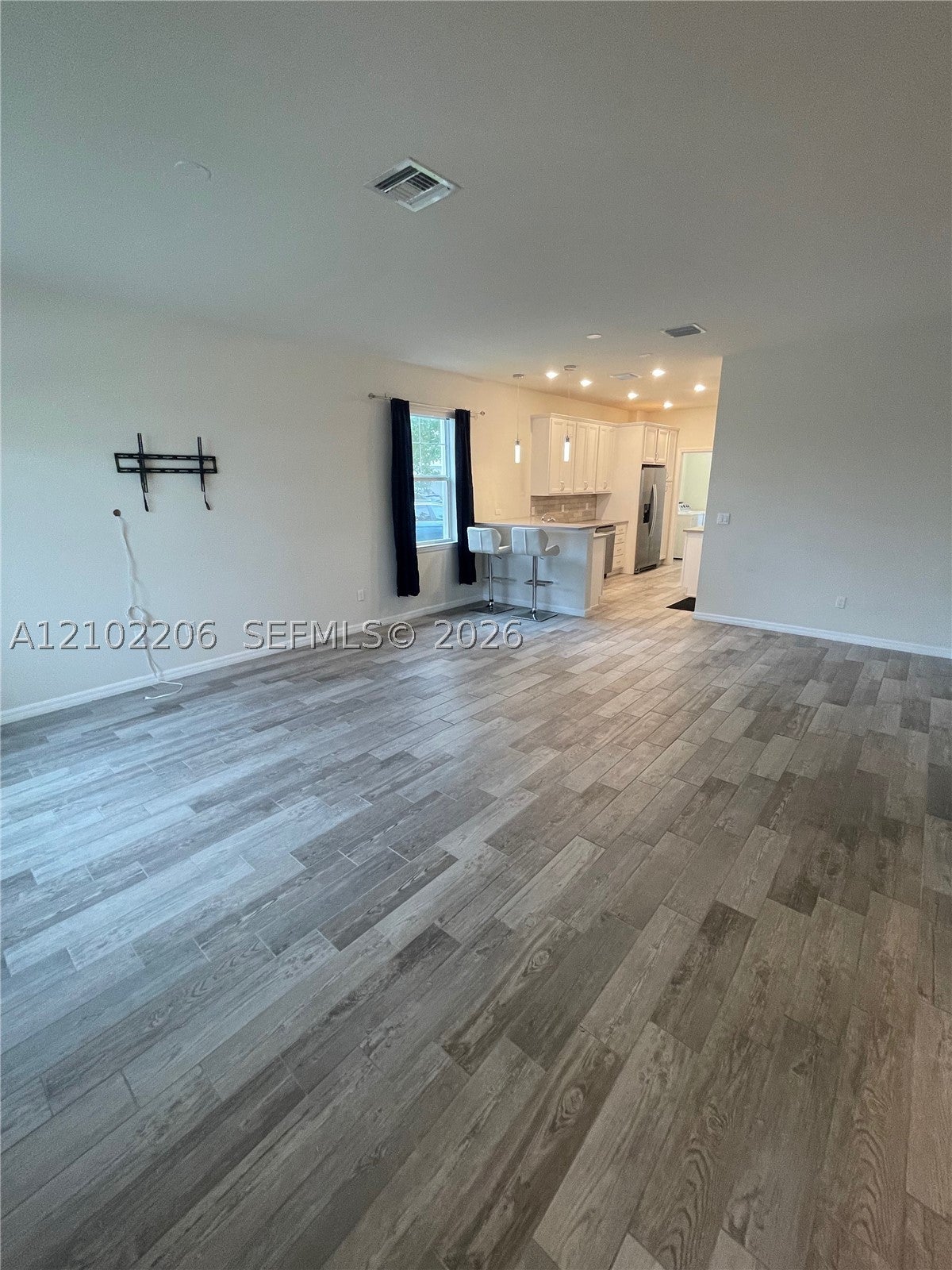 4860 Eucalyptus Dr 1