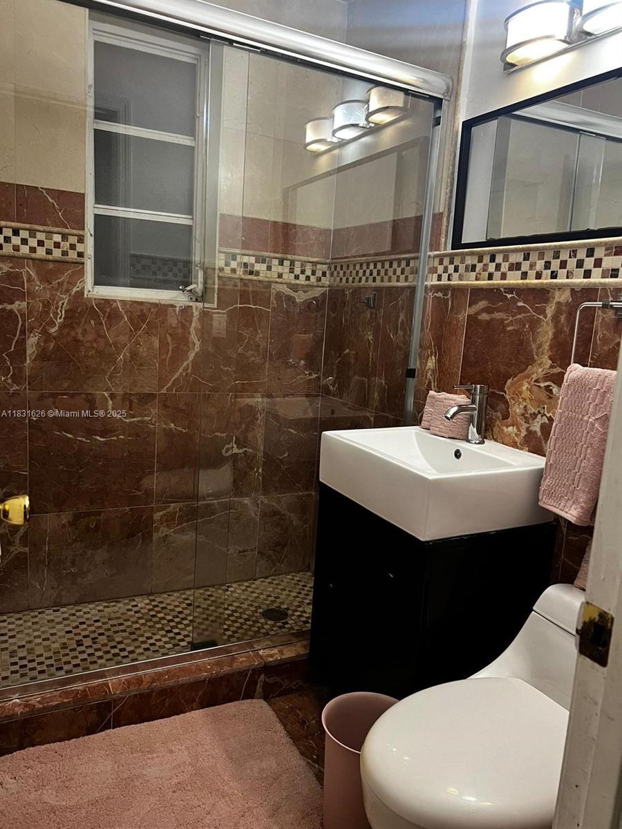 THE ARMSTRONG CONDO - Residential