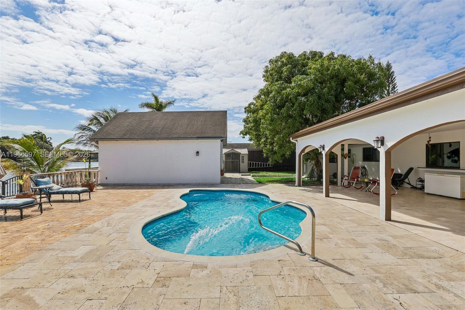 KENDALE LAKES SEC FIVE - Residential