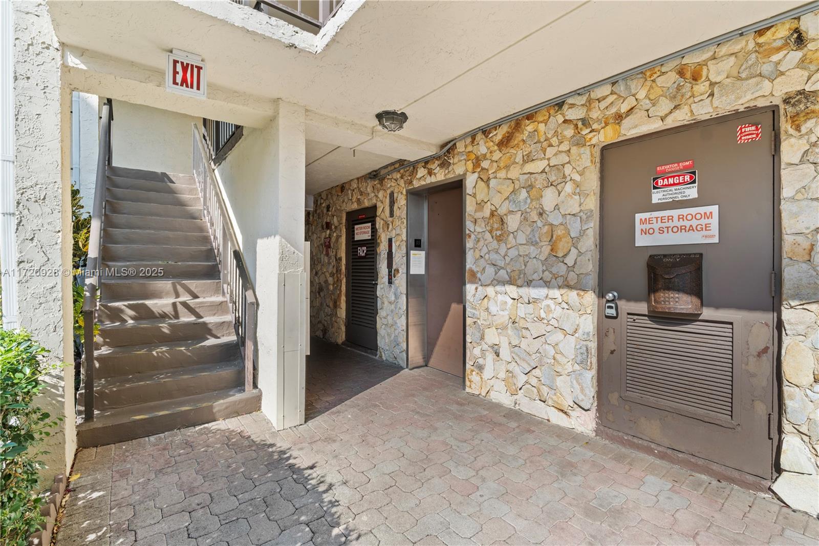 SOMERSET NO EIGHT CONDO - Residential