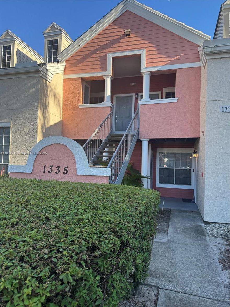 BEAUTIFUL 1 BEDROOM UNIT, 1 BATH AT DELRAY BEACH. RENOVATED KITCHEN WITH STAINLESS STEEL , GRANITE COUNTERTOP, HIGH CEILING, WOOD FLOOR. ONE BLOCK FROM I-95, TARGET, HOME DEPOT, RESTAURANTS , SUPERMARKETS. 5 MINUTES FROM THE BEACH AND ATLANTIC AVE.
EASY TO SHOW , SEE SHOWING ASSIST FOR SHOWING.