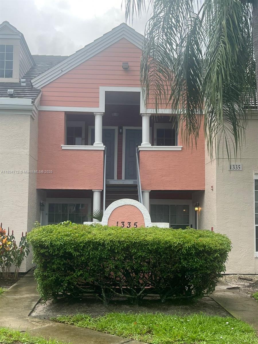 BEAUTIFUL 1 BEDROOM UNIT, 1 BATH AT DELRAY BEACH. RENOVATED KITCHEN WITH STAINLESS STEEL , GRANITE COUNTERTOP, HIGH CEILING, WOOD FLOOR. ONE BLOCK FROM I-95, TARGET, HOME DEPOT, RESTAURANTS , SUPERMARKETS. 5 MINUTES FROM THE BEACH AND ATLANTIC AVE.
EASY TO SHOW , SEE SHOWING ASSIST FOR SHOWING.