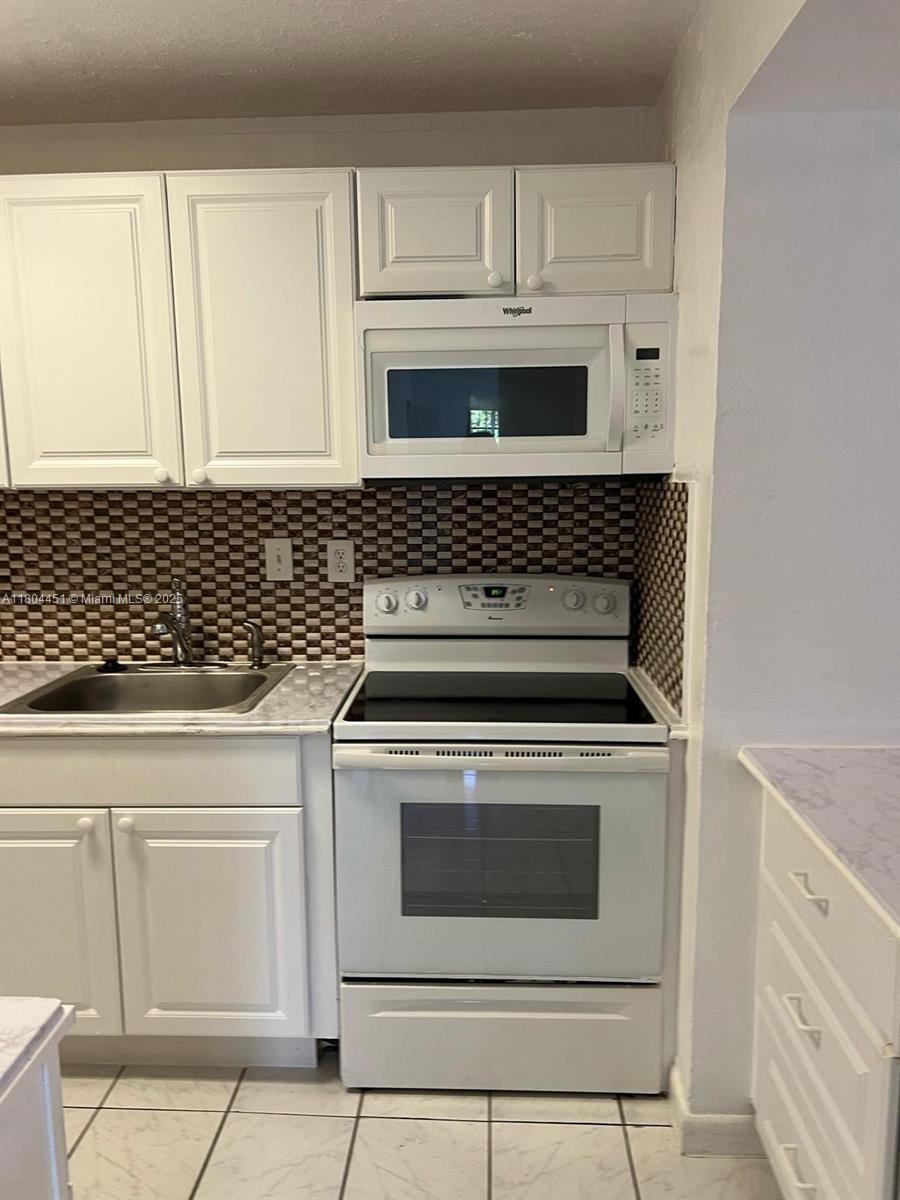 927 Ne 199th St 102, Miami, Broward County, Florida - 2 Bedrooms  
2 Bathrooms - 