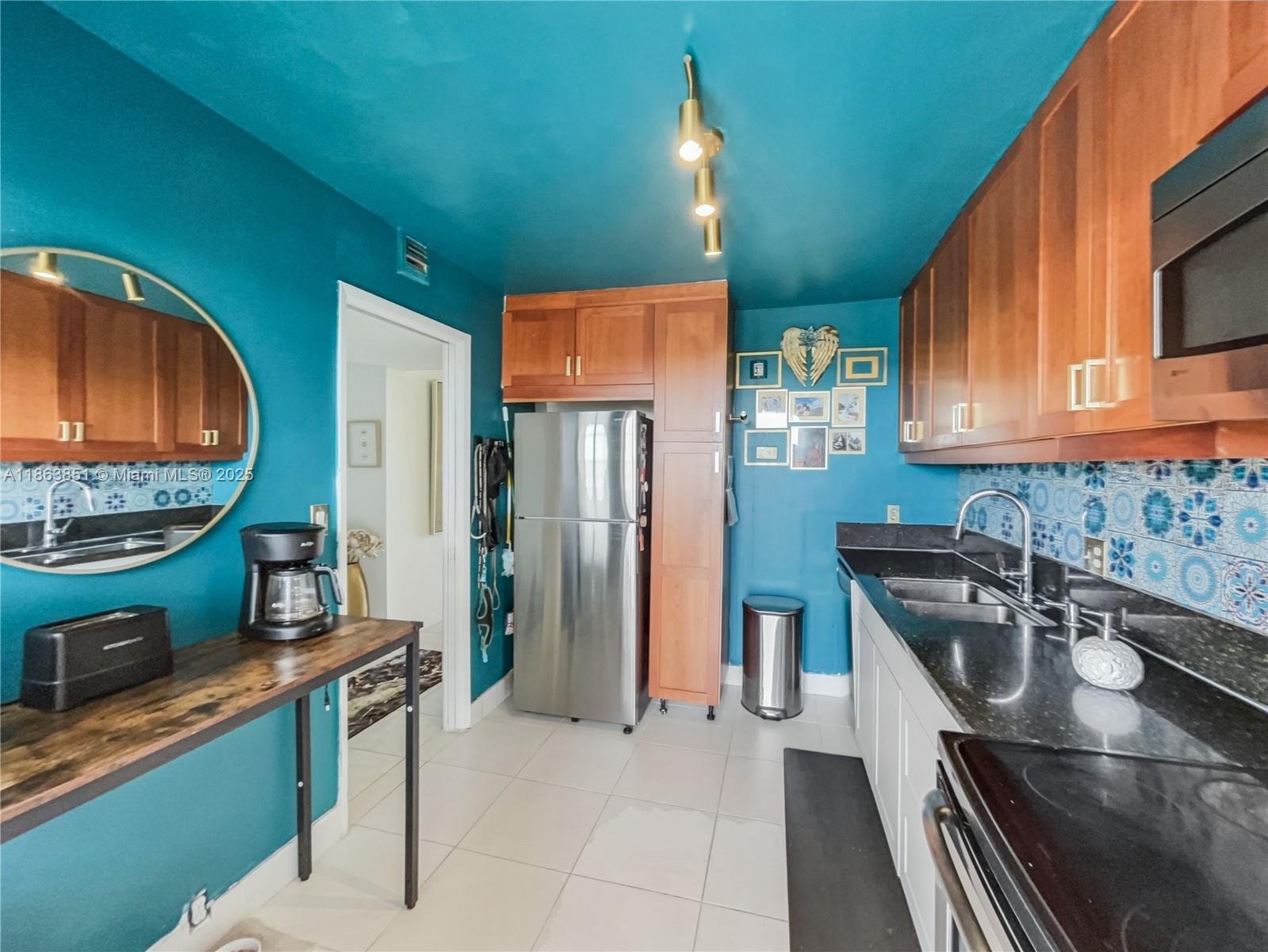 NO 21 PALM-AIRE COUNTRY C - Residential Lease