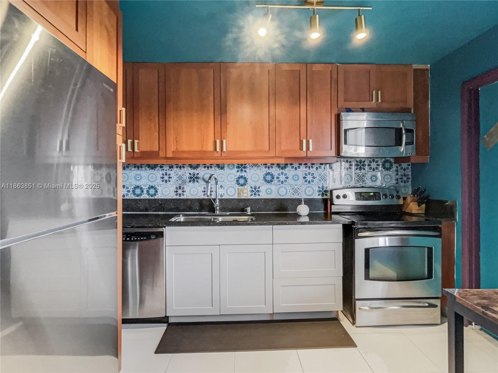 NO 21 PALM-AIRE COUNTRY C - Residential Lease