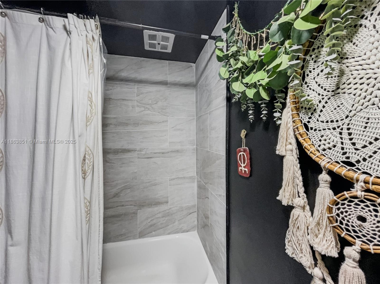 NO 21 PALM-AIRE COUNTRY C - Residential Lease