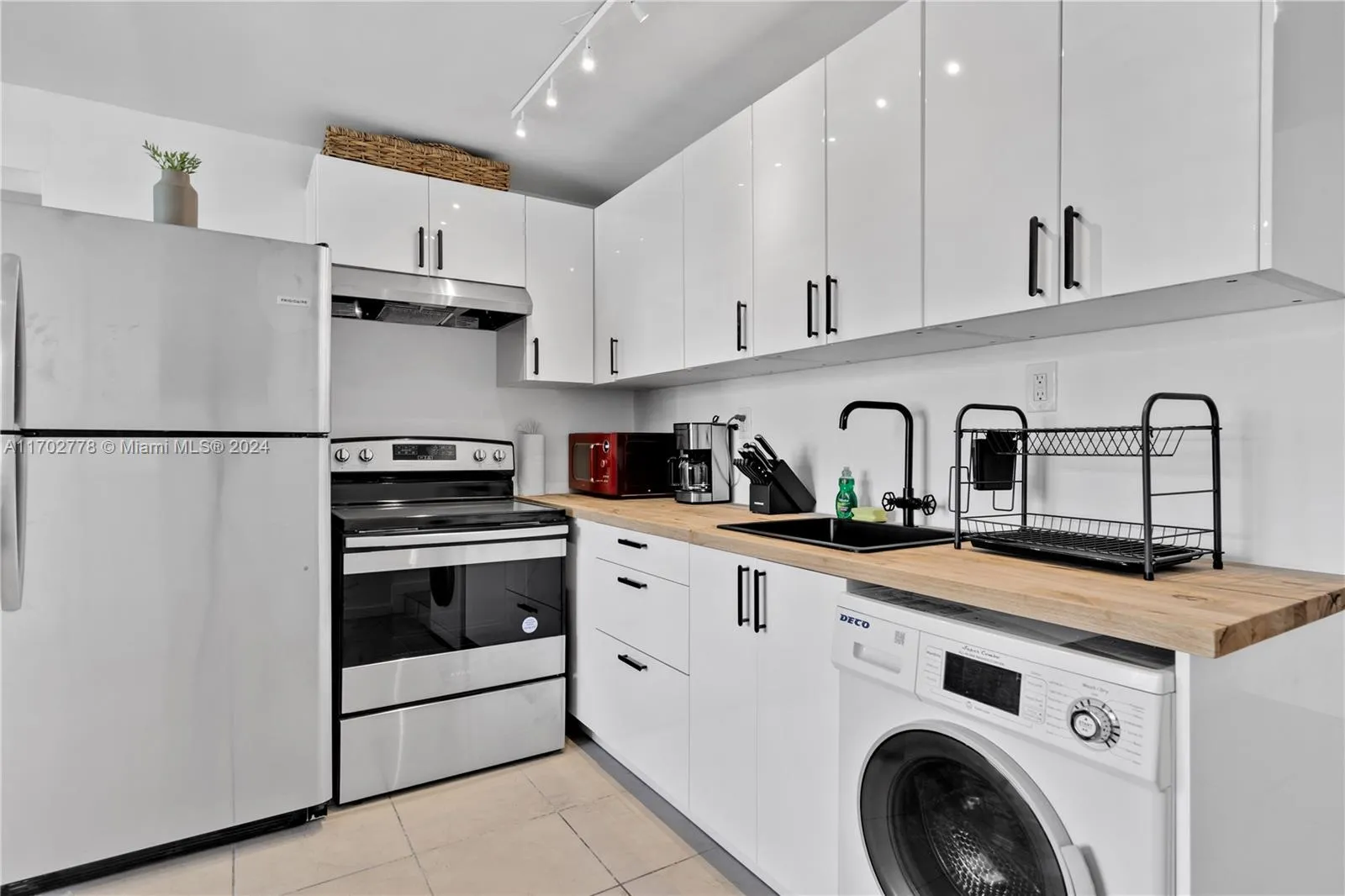 Miami, Florida 33145, United States, 2 Bedrooms Bedrooms, ,1 BathroomBathrooms,Residential,Active,29109