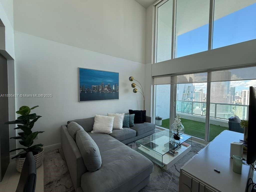 Beautiful fully furnished apartment, 2 bedrooms, 2 bathrooms, amazing views, ready to move in! Easy to show
